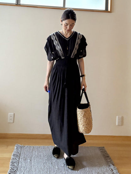モノトーン刺繍Vネックシャーリングワンピース