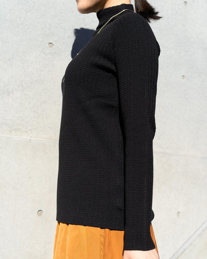 ケーブル柄ボトルネックニット