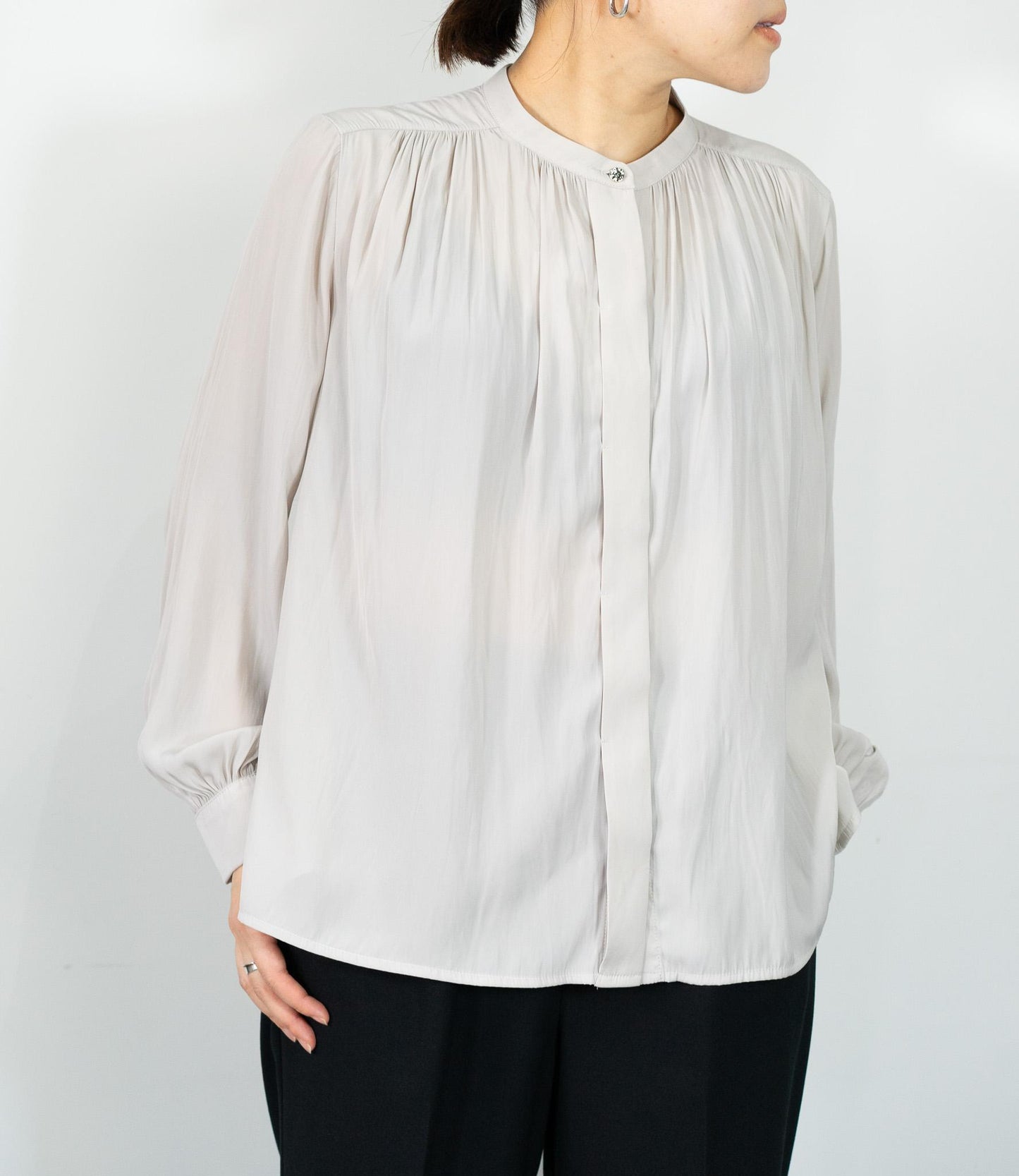 パウダーサテンギャザーブラウス