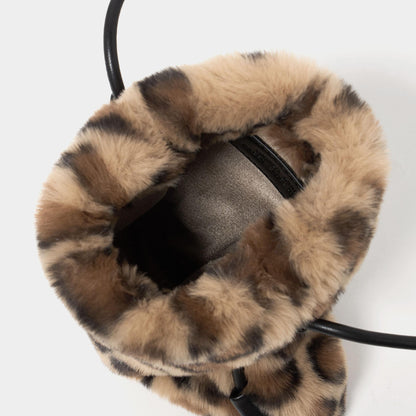 ファーショルダーバッグ ハートチャーム付き