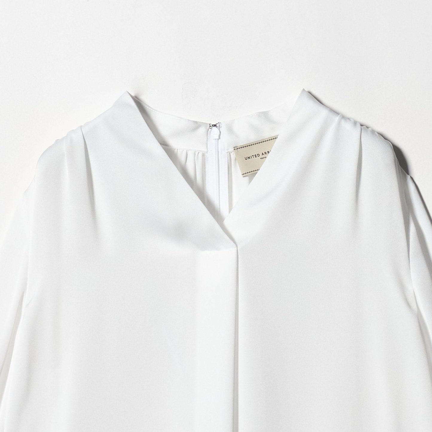 バック サテン Vネック ロングスリーブ ブラウス ‐ウォッシャブル‐