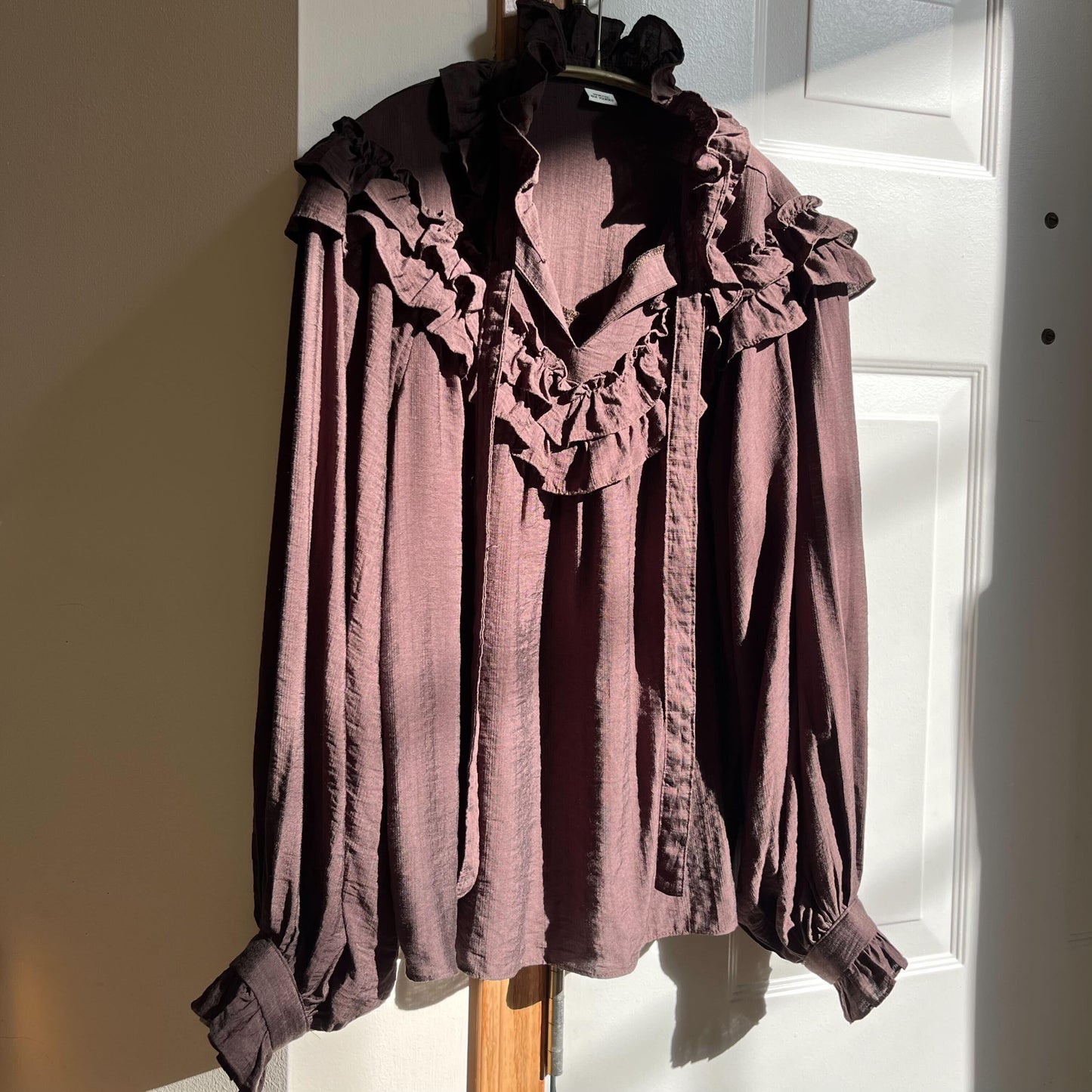 フリルネックボリュームスリーブブラウス