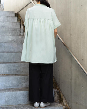 バックティアードバンドカラー半袖ブラウス