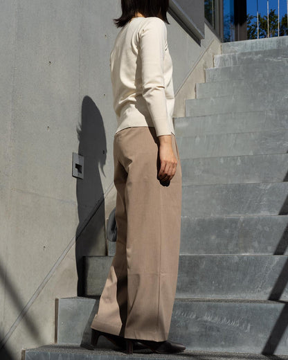 クルーネックストレートニット