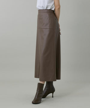 フェイクレザートラペーズスカート
