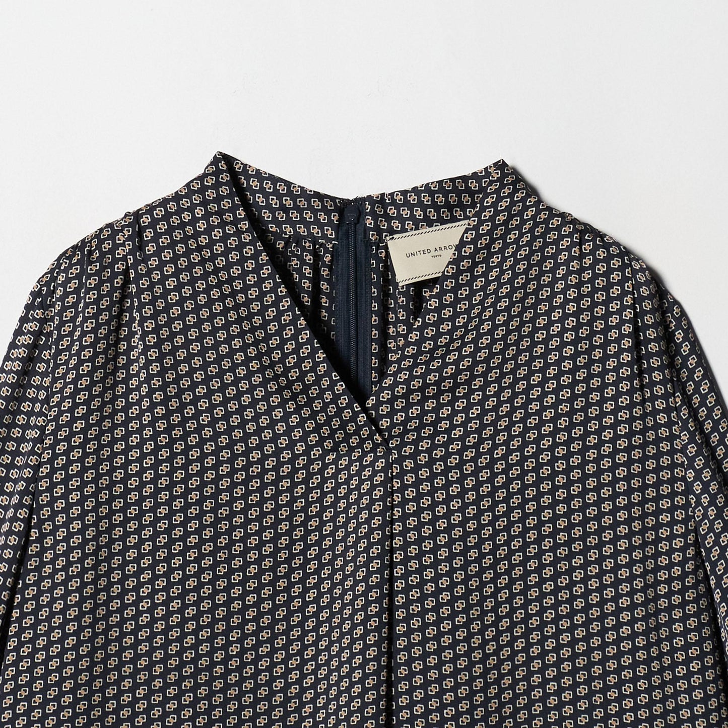 バック サテン Vネック ロングスリーブ ブラウス ‐ウォッシャブル‐