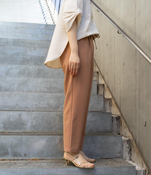 美シルエットテーパードパンツ