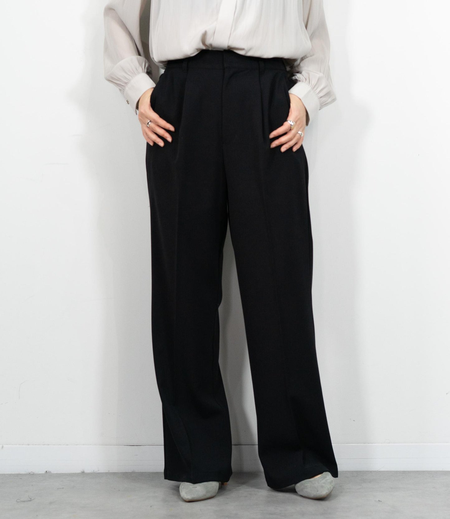 タックストレートパンツ