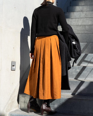 ケーブル柄ボトルネックニット