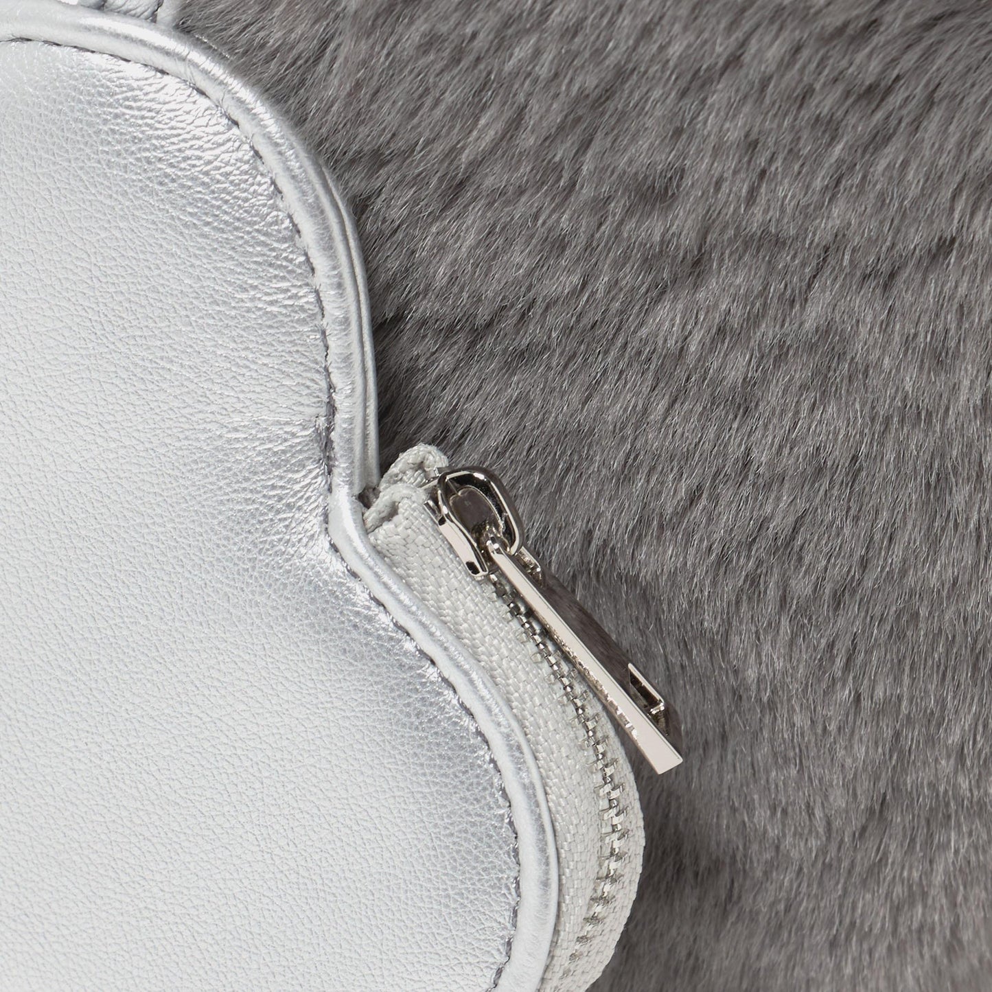 ファーショルダーバッグ ハートチャーム付き