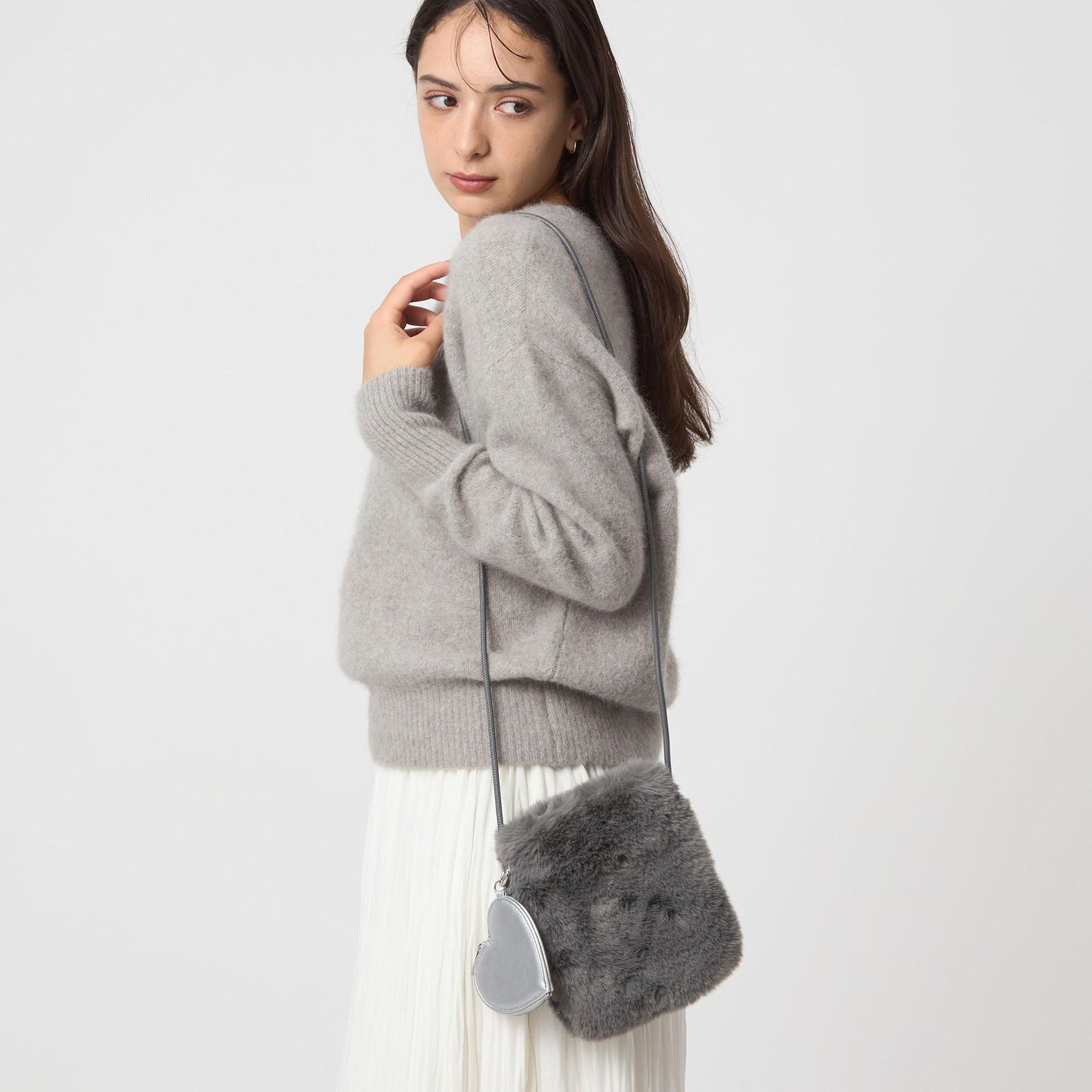 ファーショルダーバッグ ハートチャーム付き