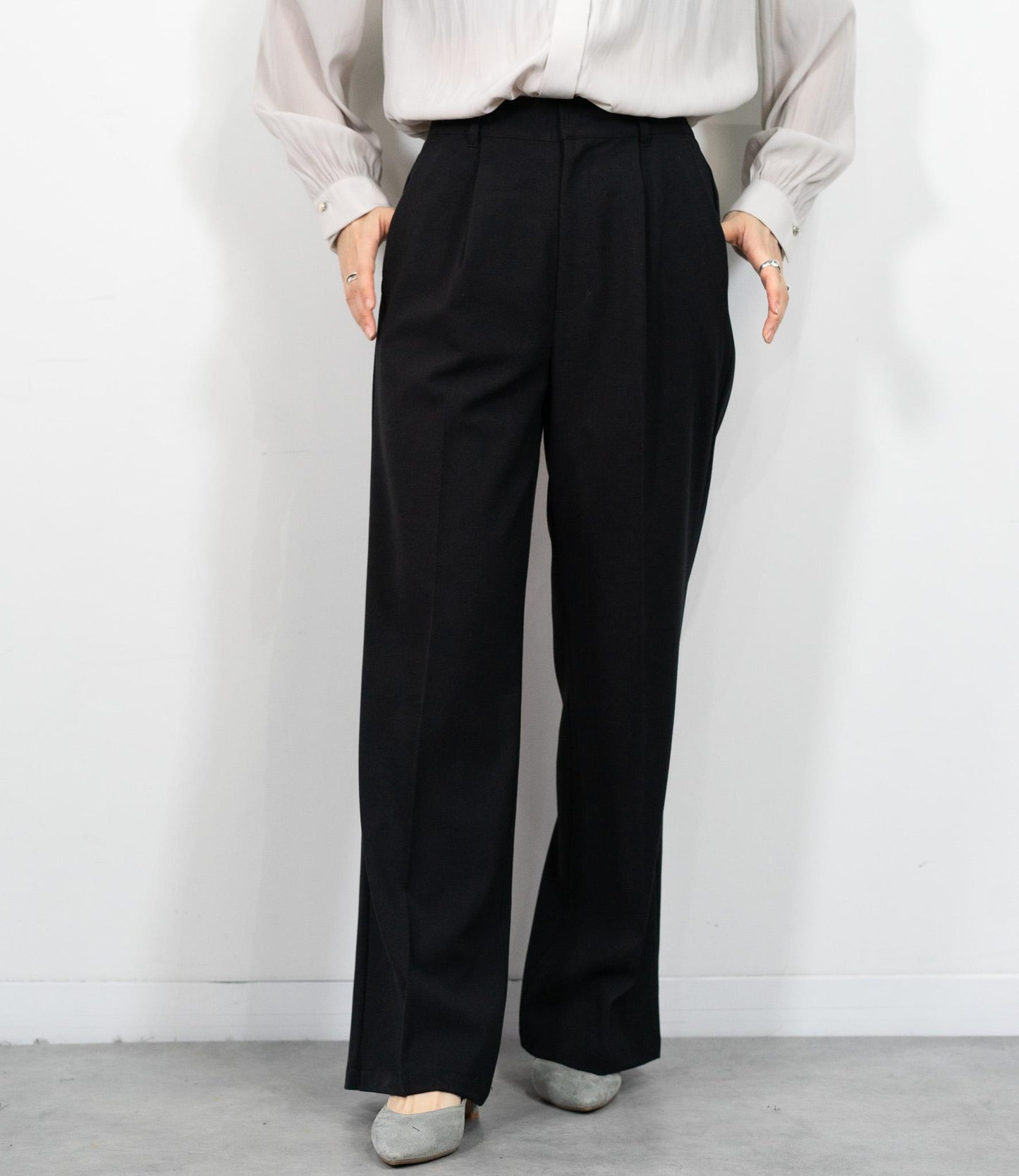 タックストレートパンツ