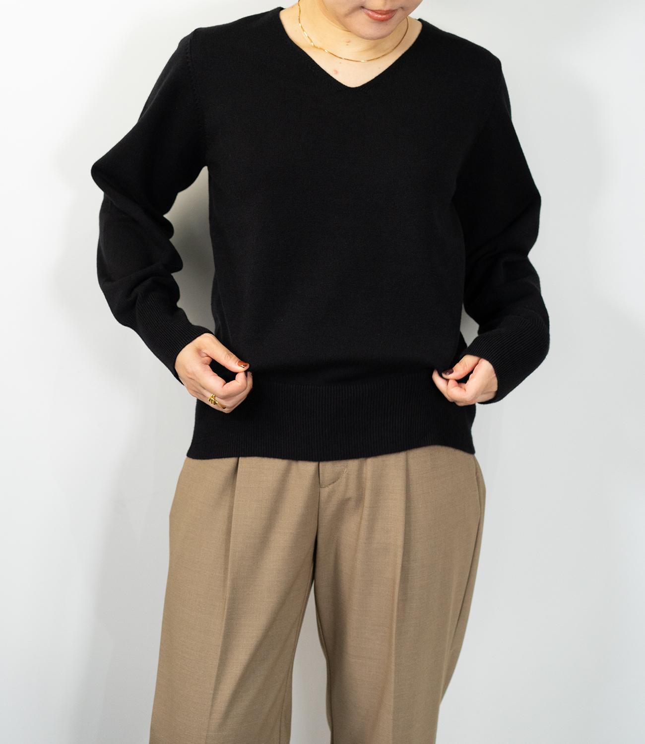 コンパクトVネックニット