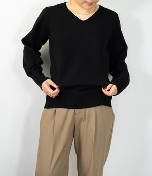 コンパクトVネックニット