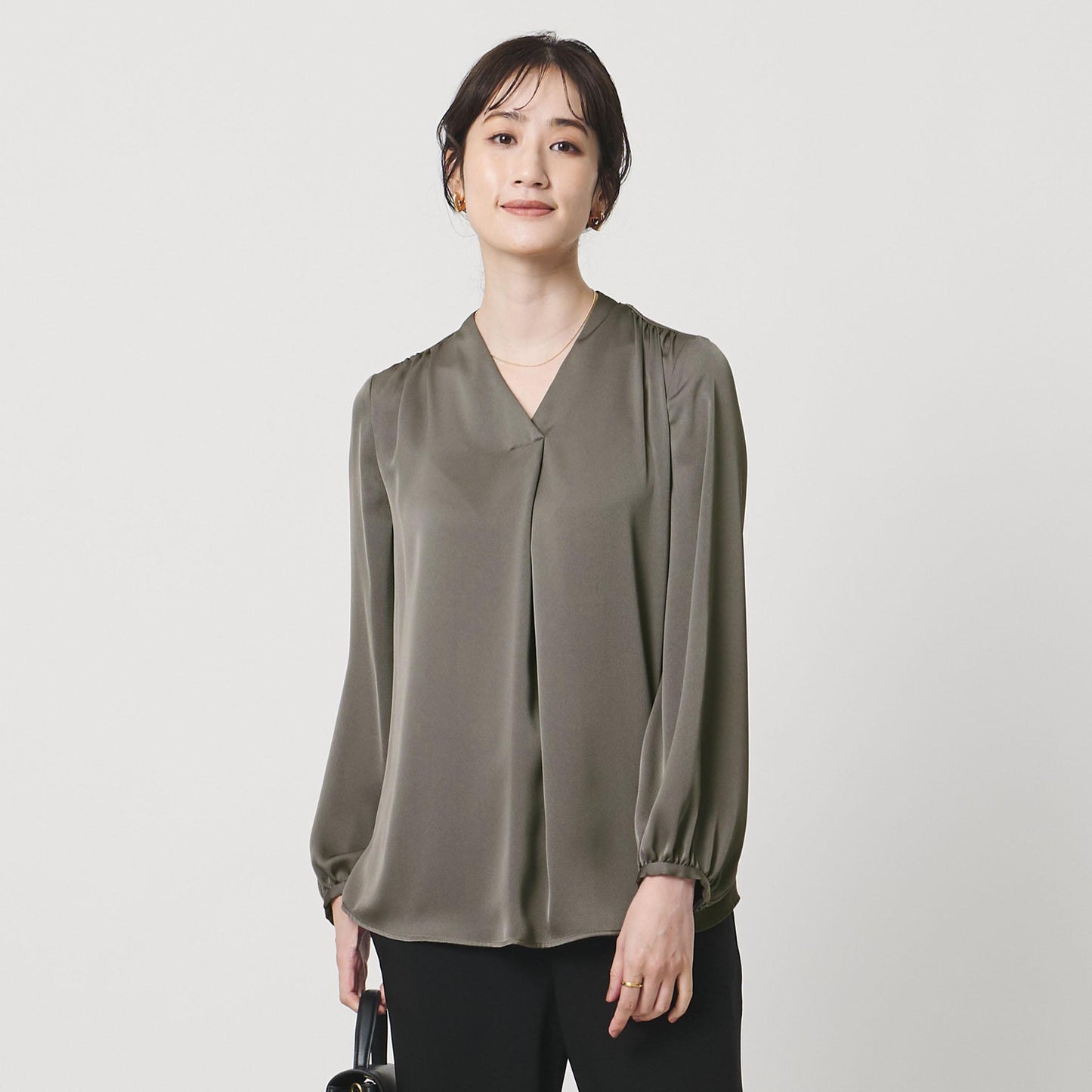 バック サテン Vネック ロングスリーブ ブラウス ‐ウォッシャブル‐