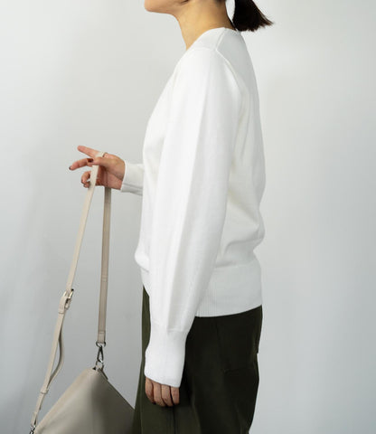 コンパクトVネックニット