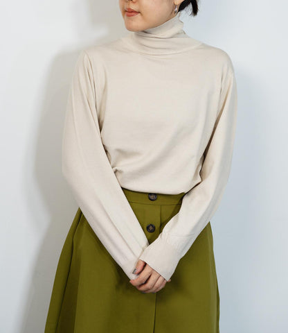 タートルネックソフトニット