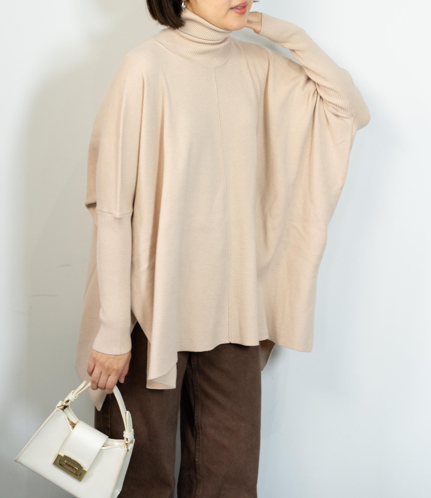 ハイネックポンチョニット