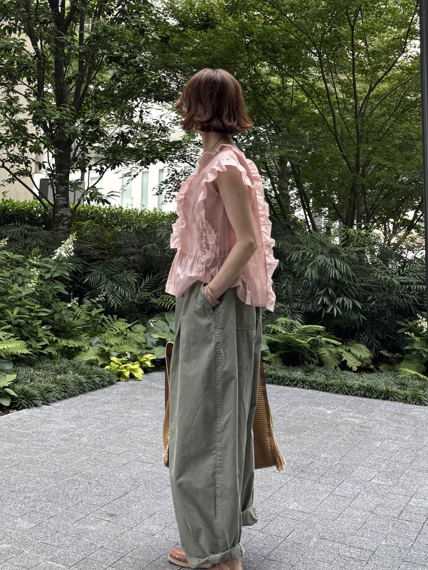オリーブ色のカーキバレルパンツ