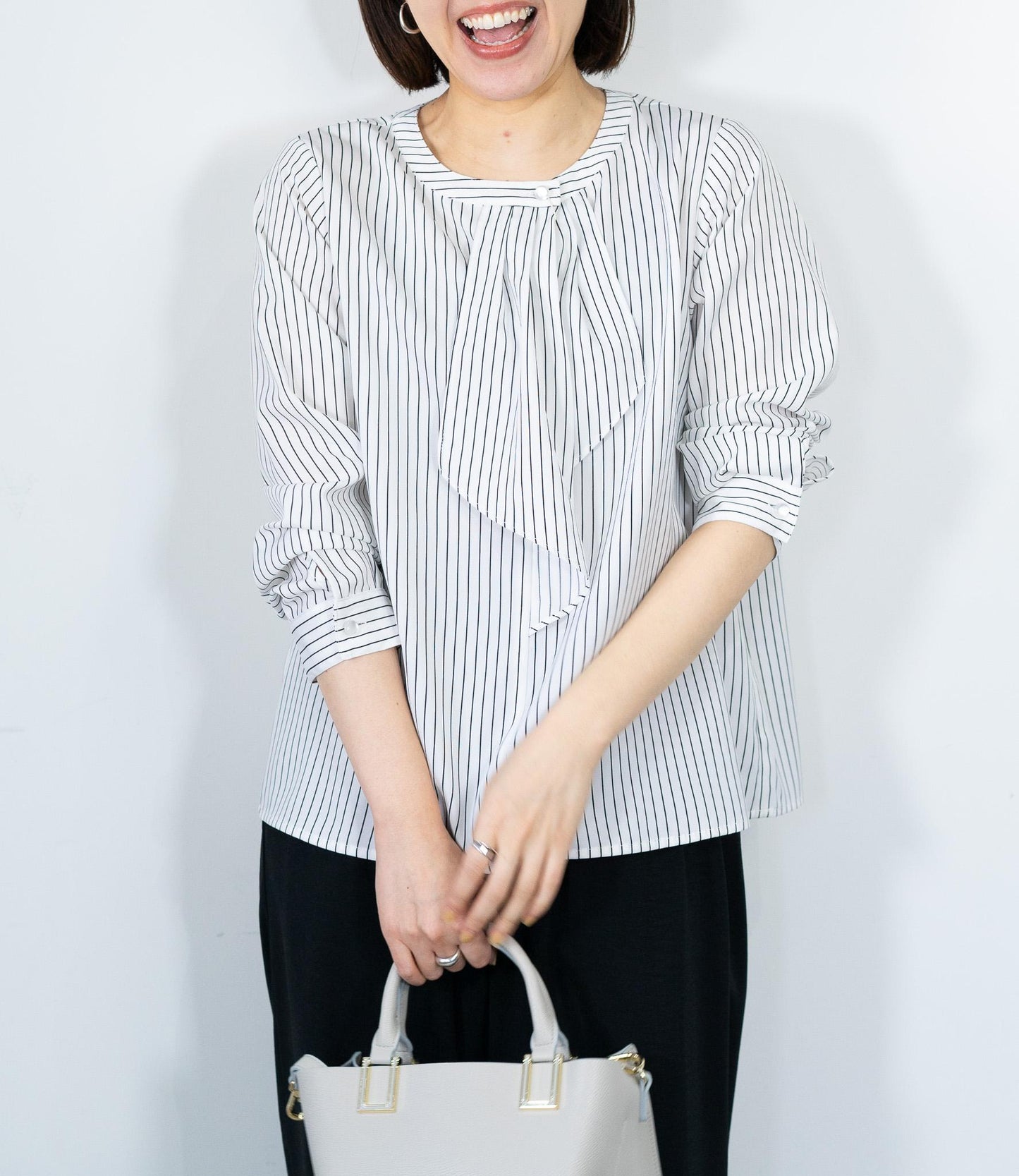 綺麗めストライプフリルタイブラウス