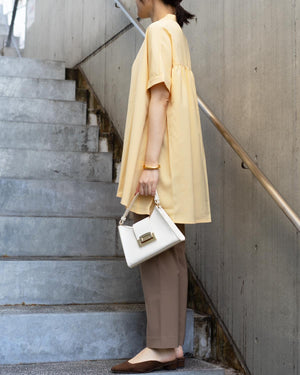 バックティアードバンドカラー半袖ブラウス