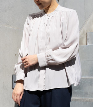 パウダーサテンギャザーブラウス