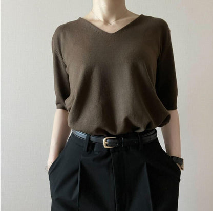 ミニマルVネックハーフスリーブニット