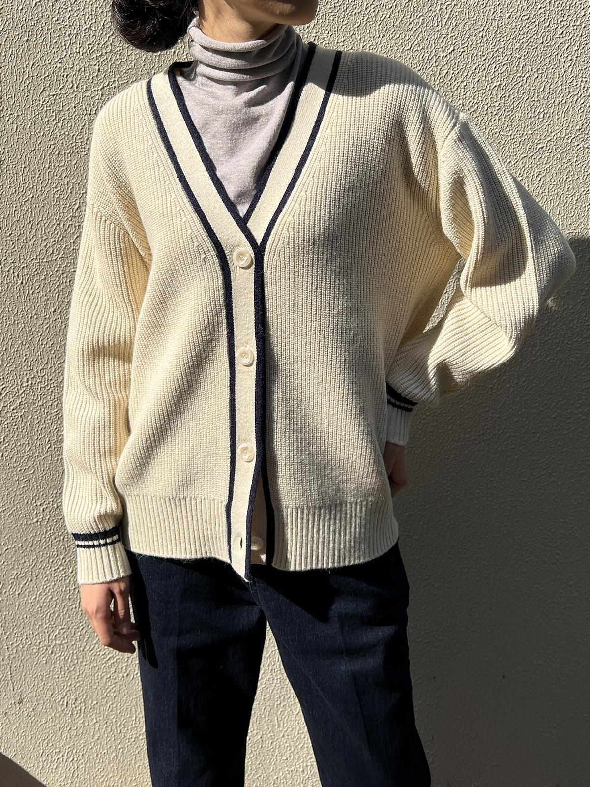 Vネックカーディガン
