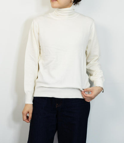 タートルネックソフトニット