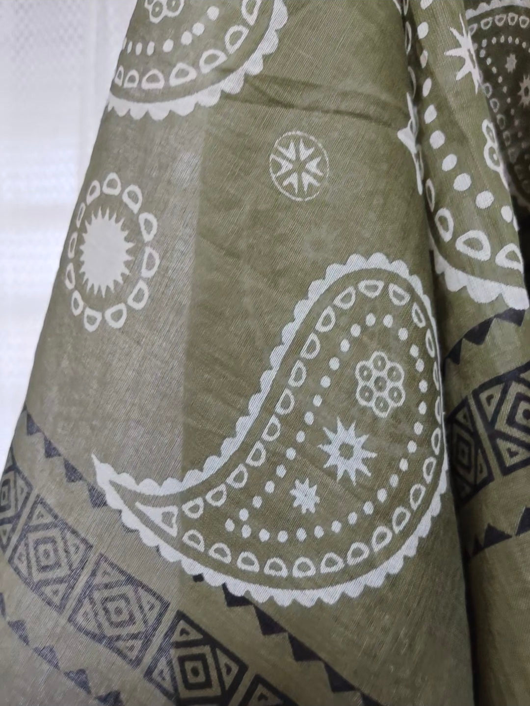 タッセルスクエアスカーフ