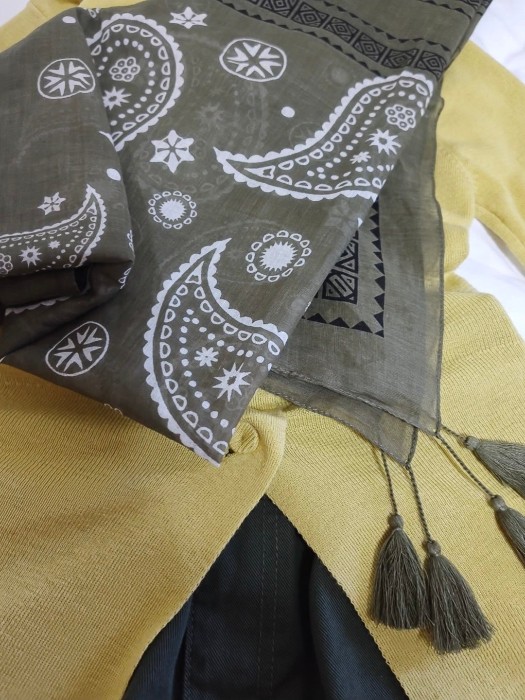 タッセルスクエアスカーフ