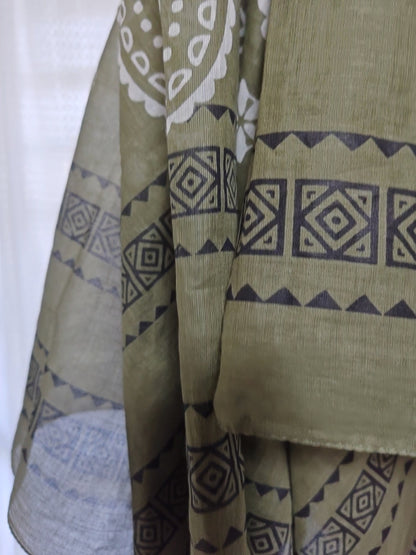 タッセルスクエアスカーフ