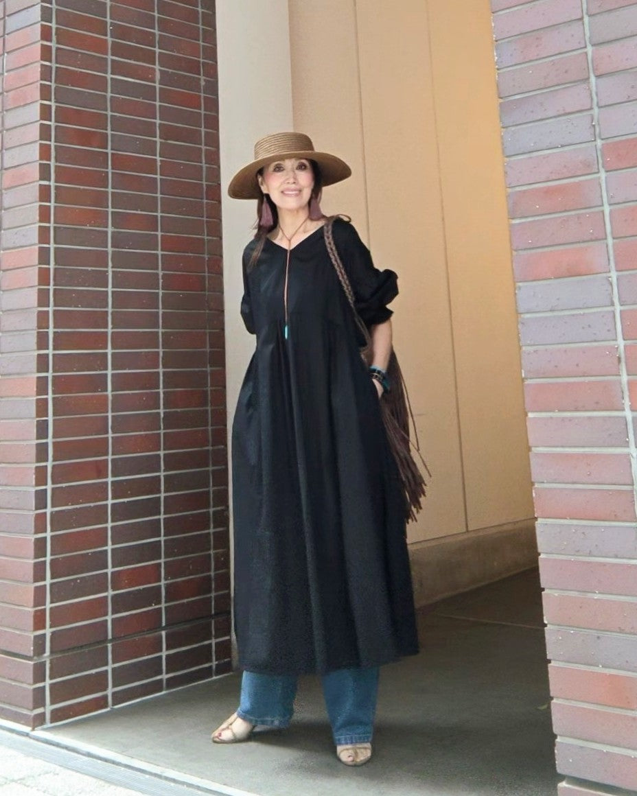 袖シャーリングVネックロングワンピース