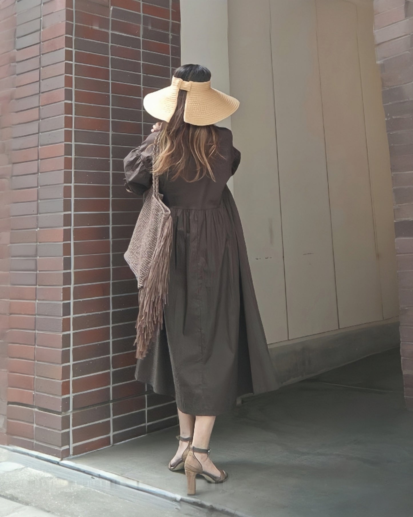 袖シャーリングVネックロングワンピース