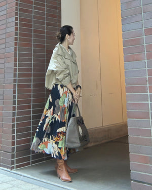 ダブルボタンのショートトレンチ