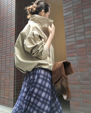 ダブルボタンのショートトレンチ
