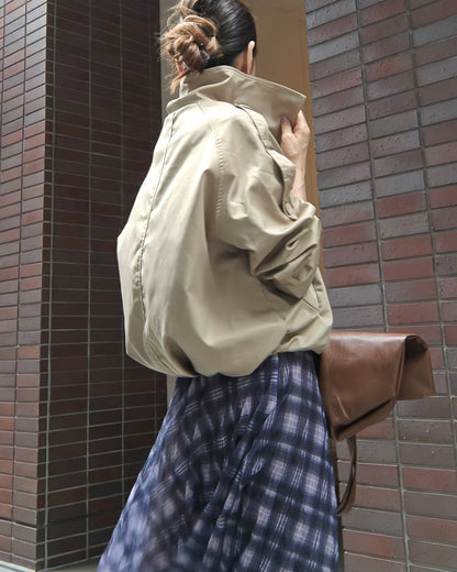 ダブルボタンのショートトレンチ