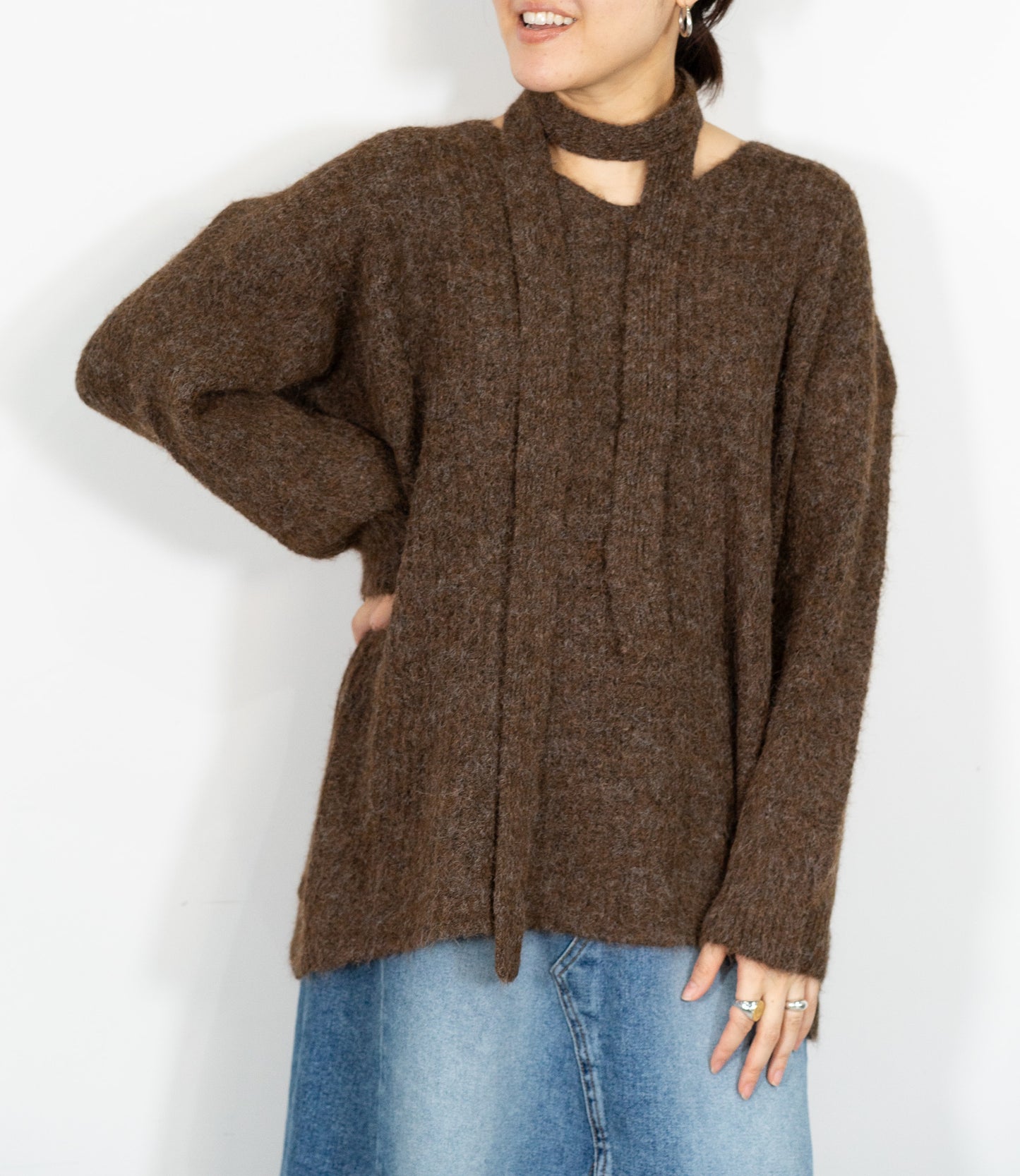 Vネックオーバースカーフニット