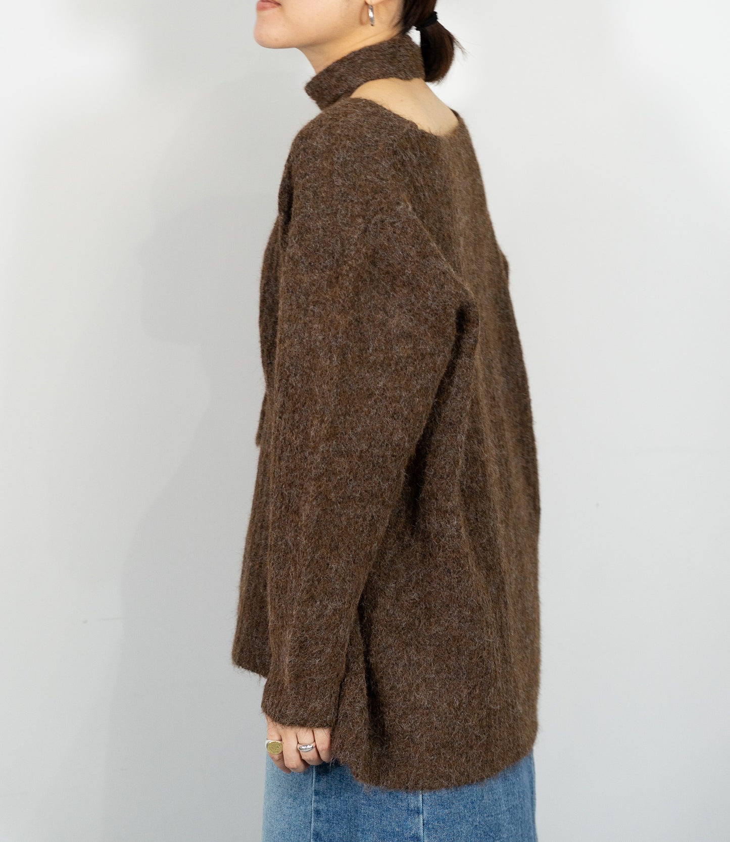 Vネックオーバースカーフニット