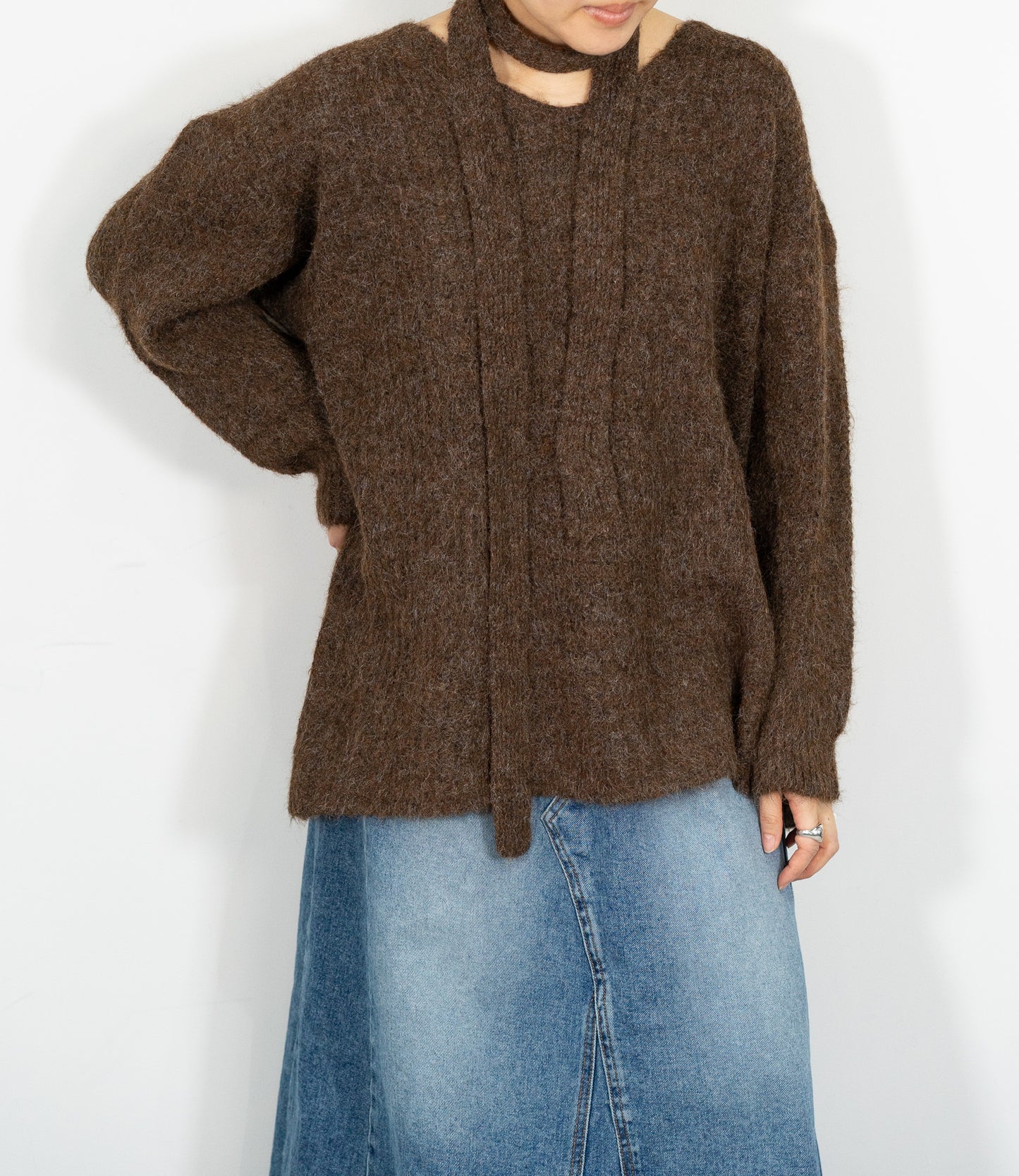 Vネックオーバースカーフニット