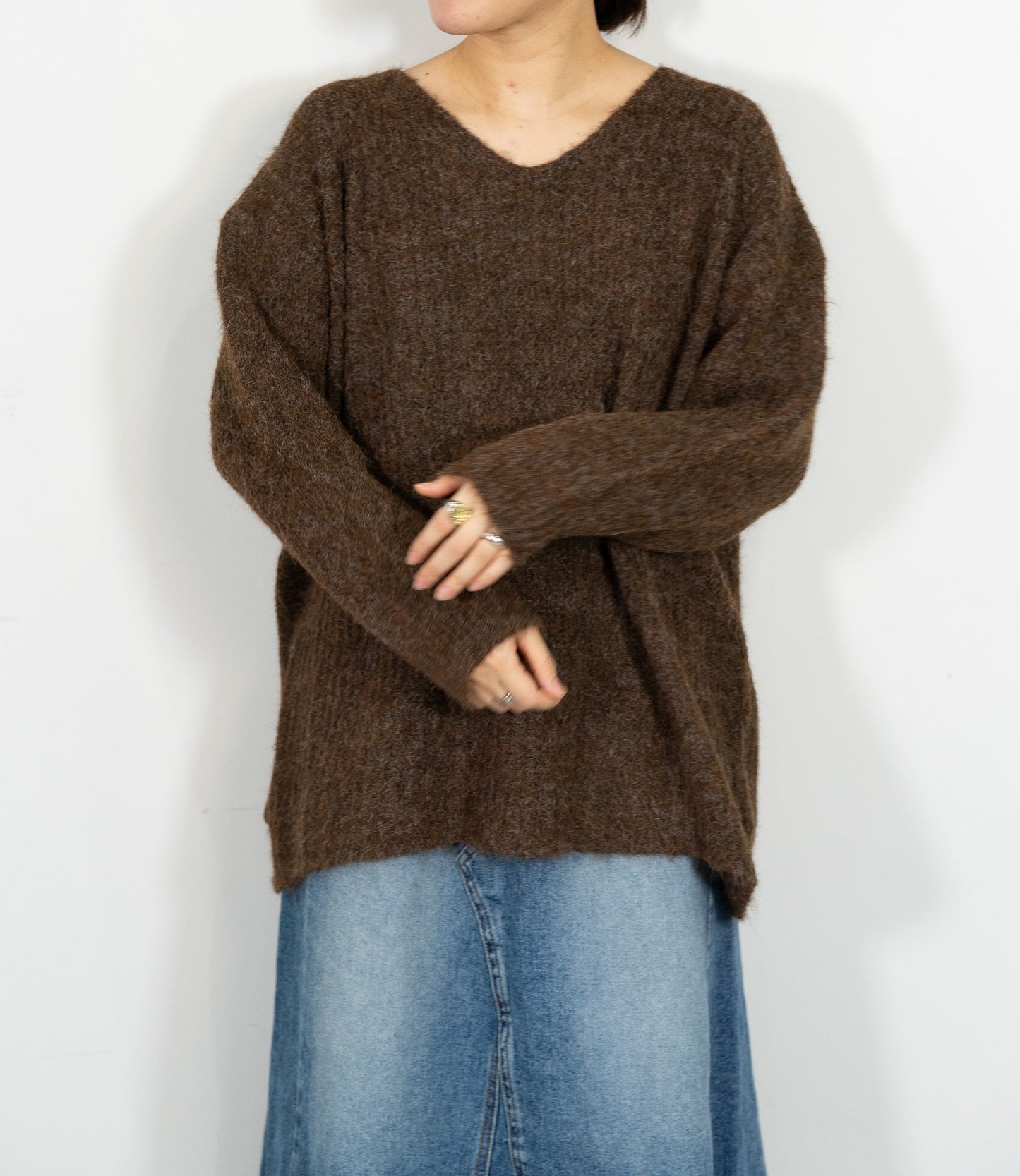 Vネックオーバースカーフニット