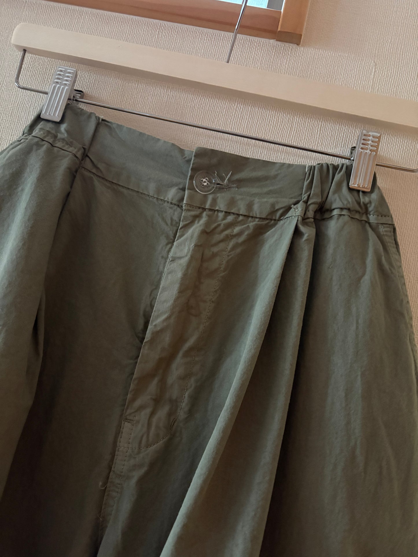 オリーブ色のカーキバレルパンツ