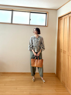 オリーブ色のカーキバレルパンツ