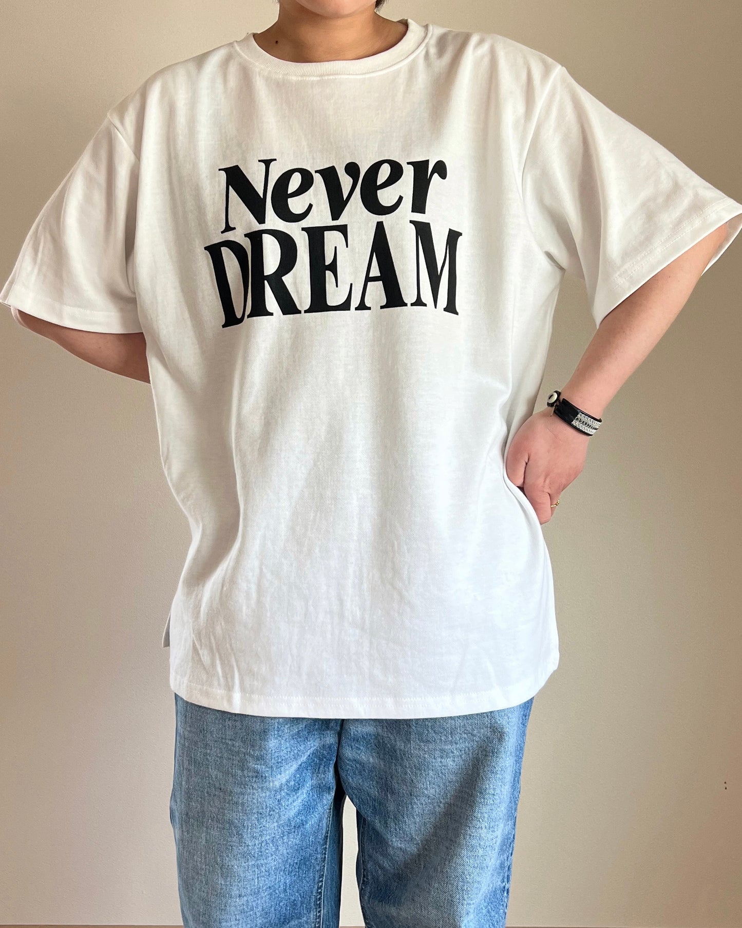 NEVER DREAM ロゴTシャツ