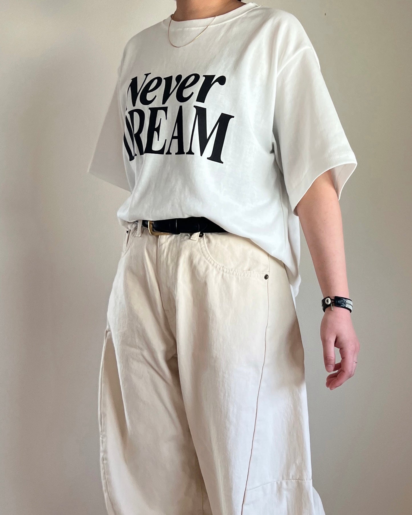 NEVER DREAM ロゴTシャツ