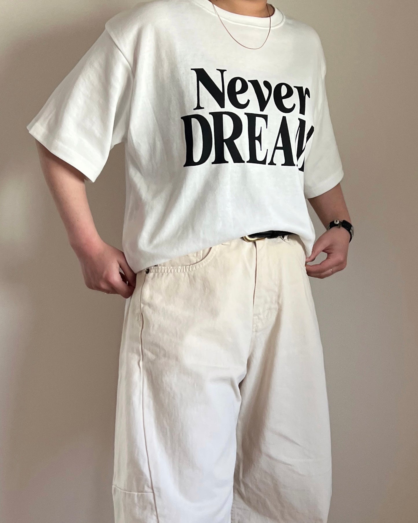 NEVER DREAM ロゴTシャツ