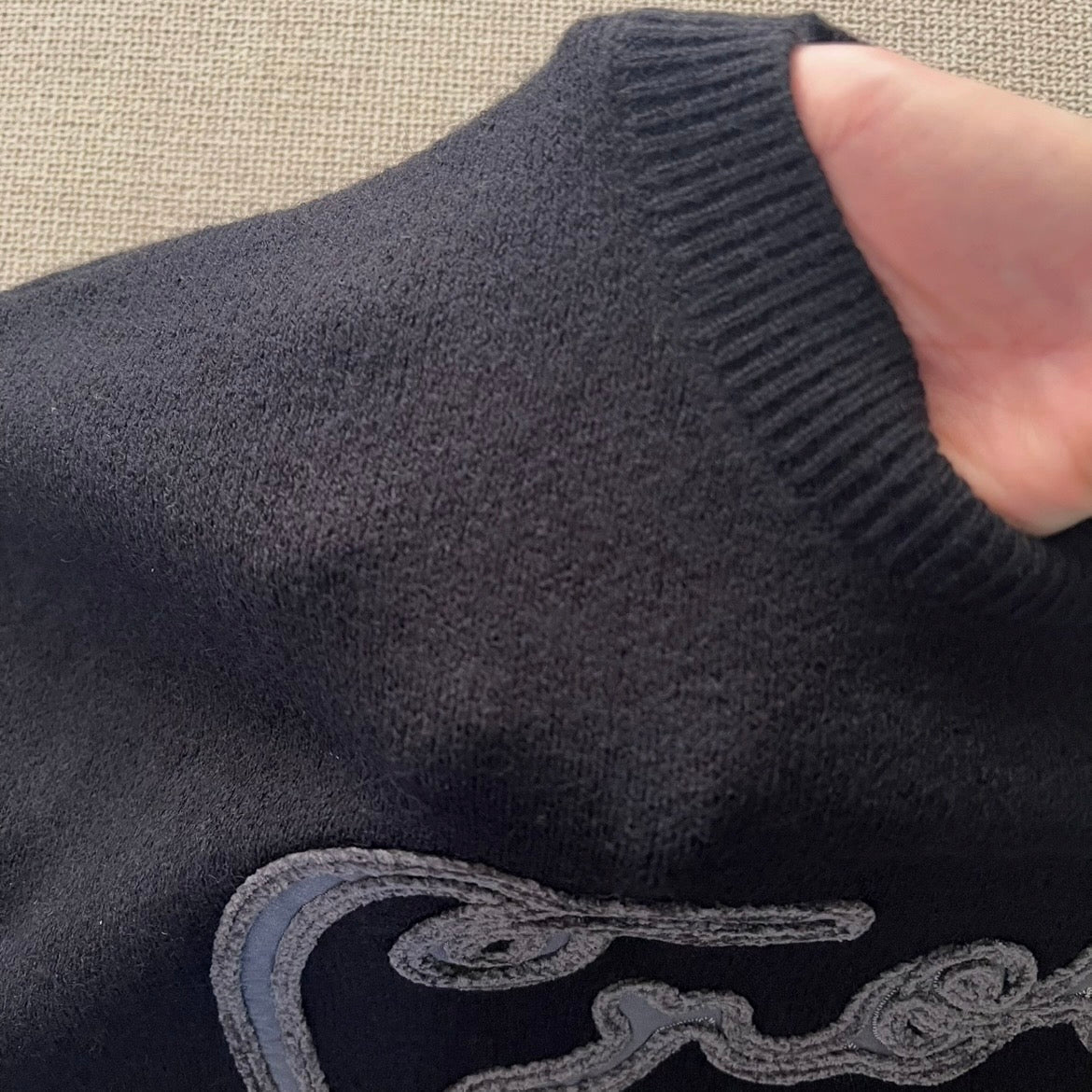 刺繍ロゴニット