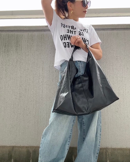 ビッグエナメルショルダーバッグ