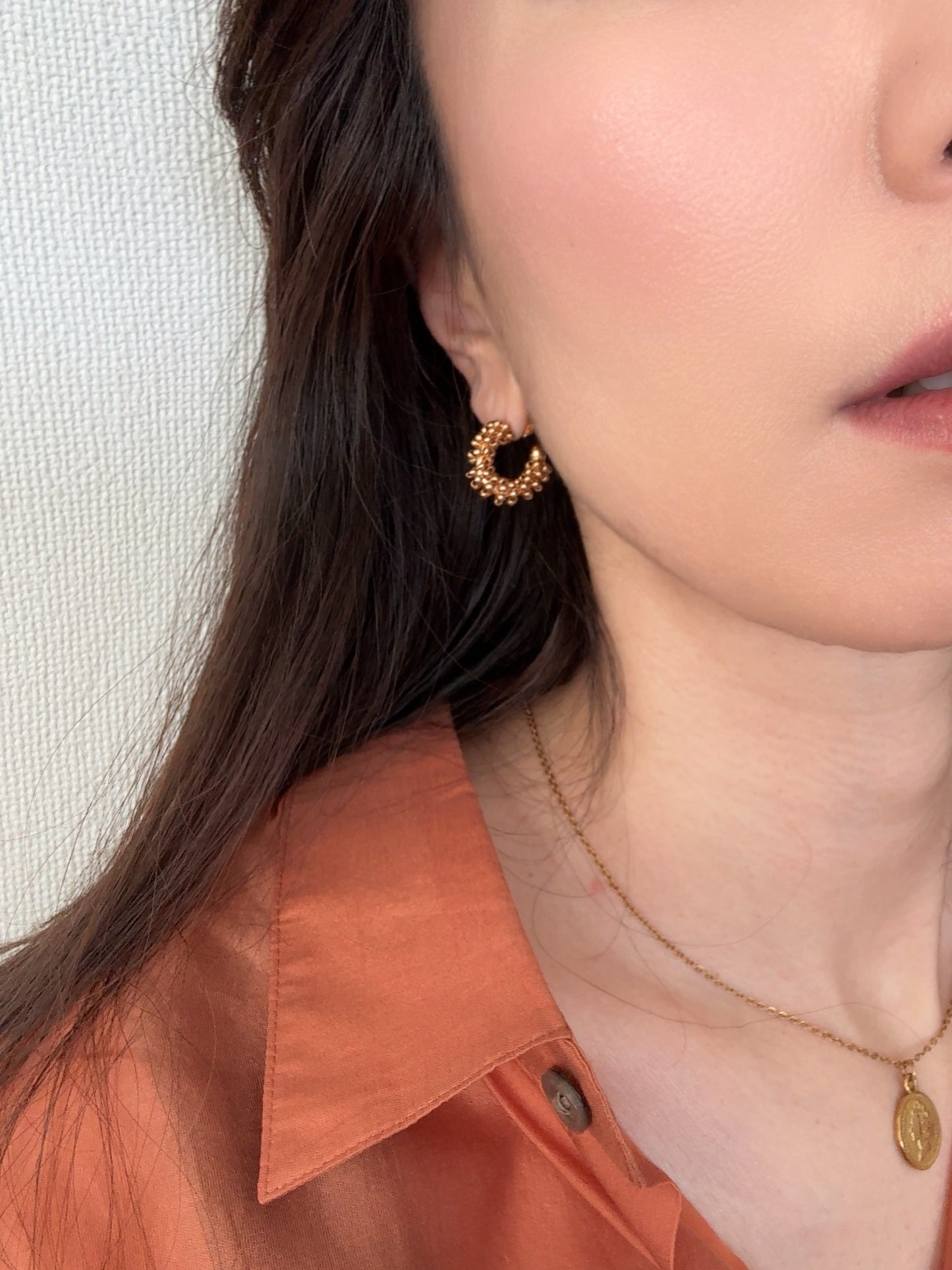 きらめく小粒フープピアス