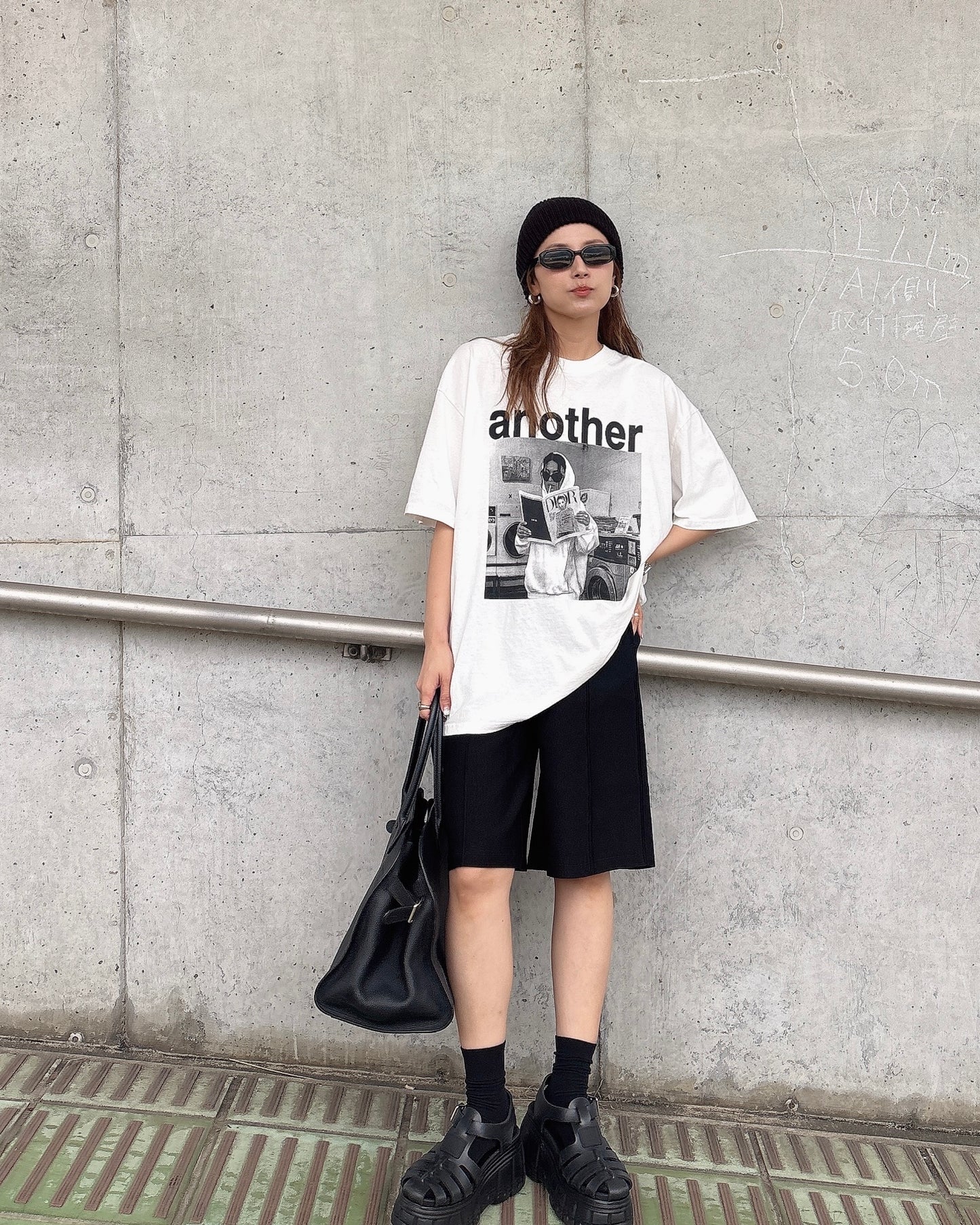 モノトーンロゴTシャツ